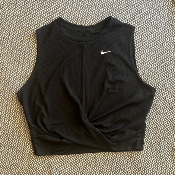 Nike Tops - Nike crop top with twist, size XL